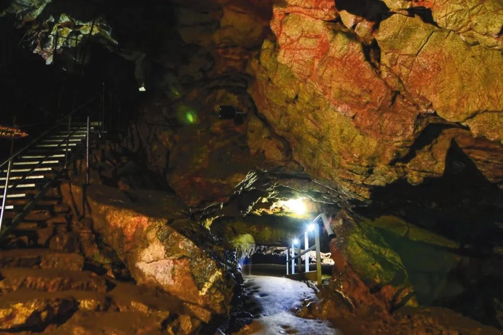 Formațiuni calcaroase iluminate în Peștera Vadu Crișului