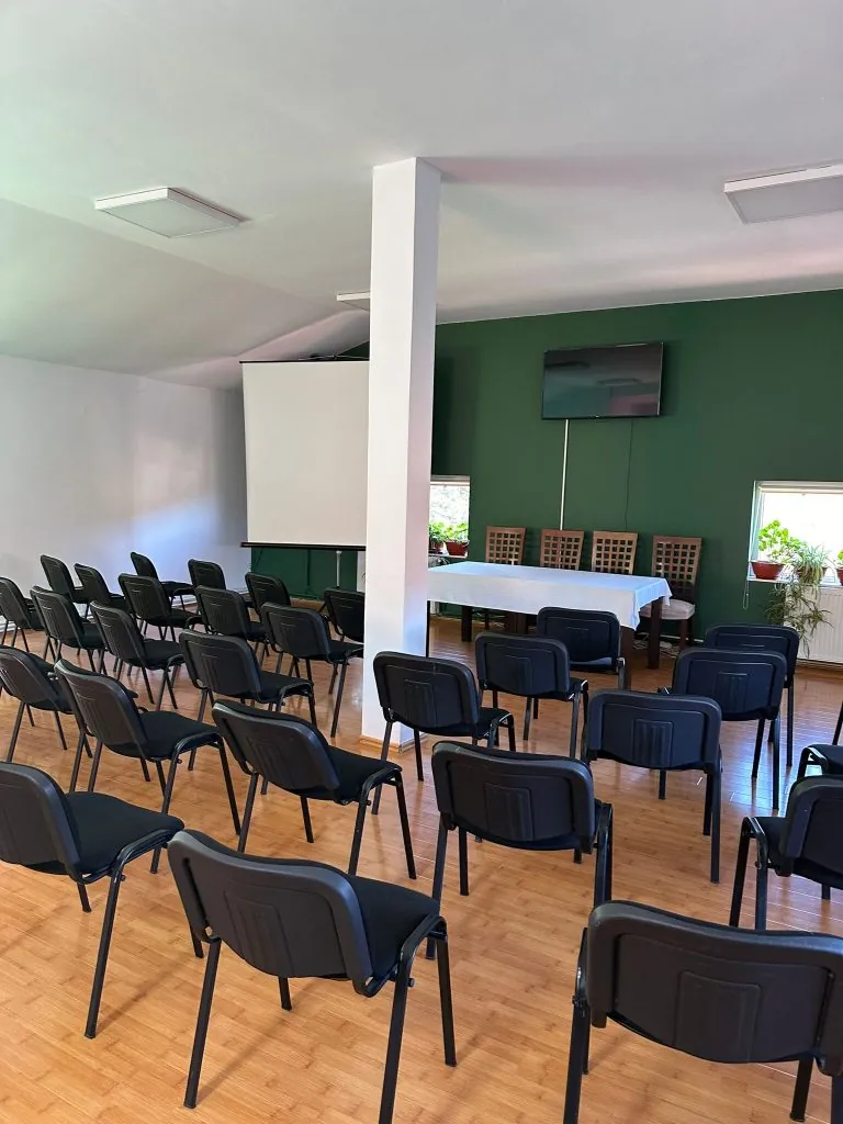 Sală de conferințe cu scaune aranjate