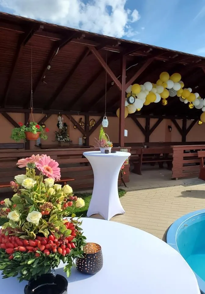 Aranjament floral pentru evenimente lângă piscină