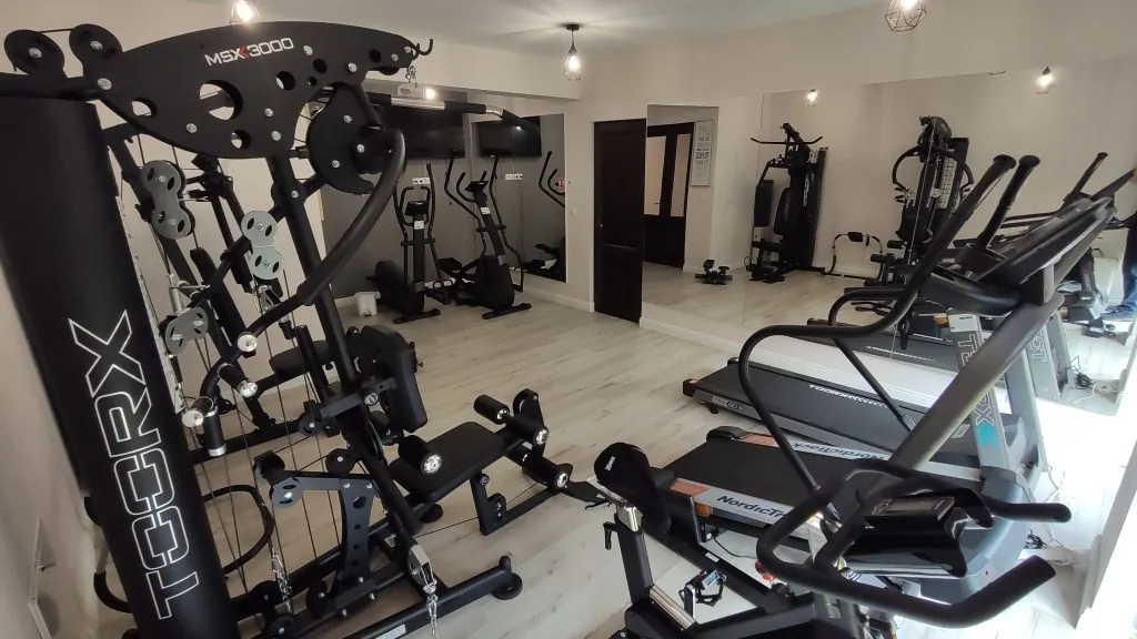 Sală de fitness cu aparatură modernă