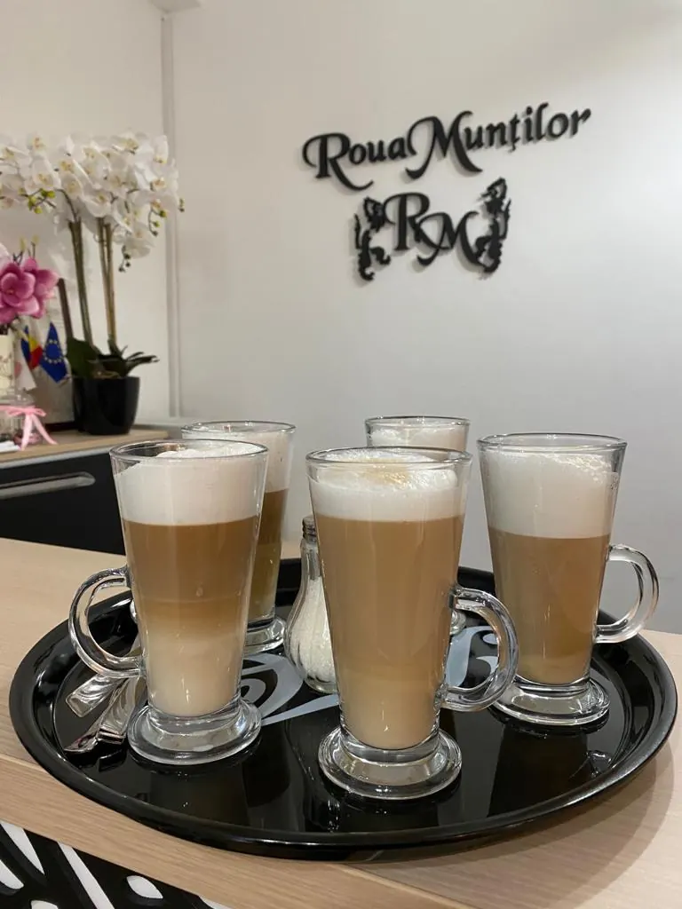 Trei cafele cu lapte, pregătite la bar