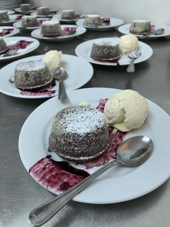 Lava cake cald cu înghețată de vanilie