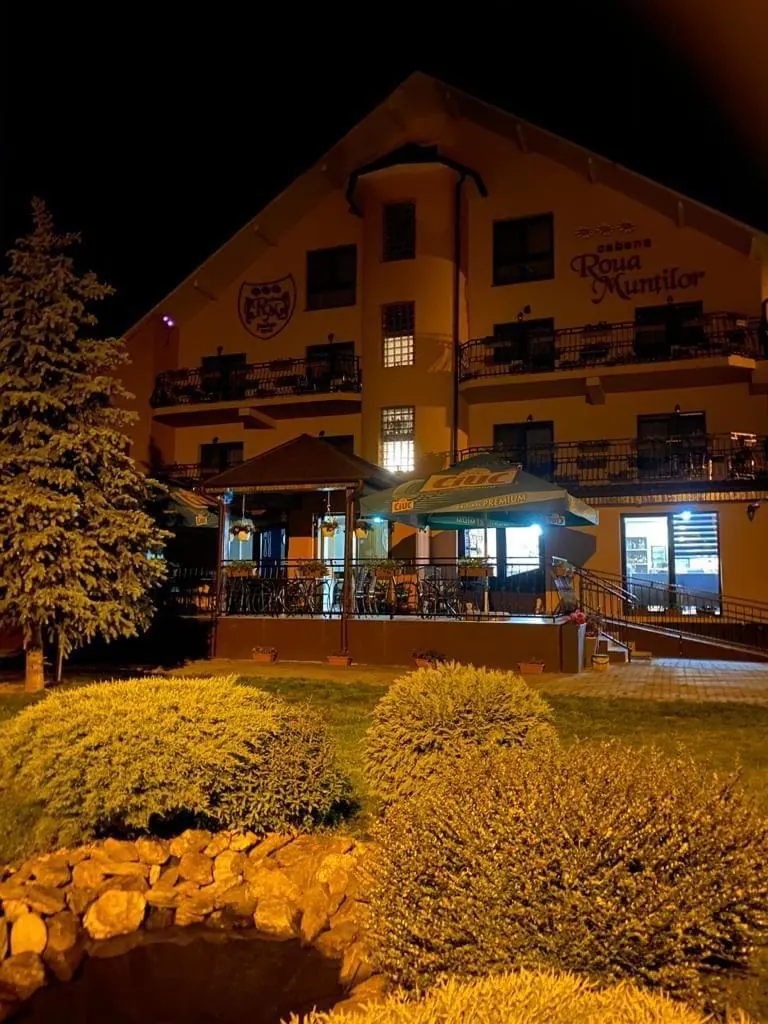 Pensiunea iluminată cald în lumina serii