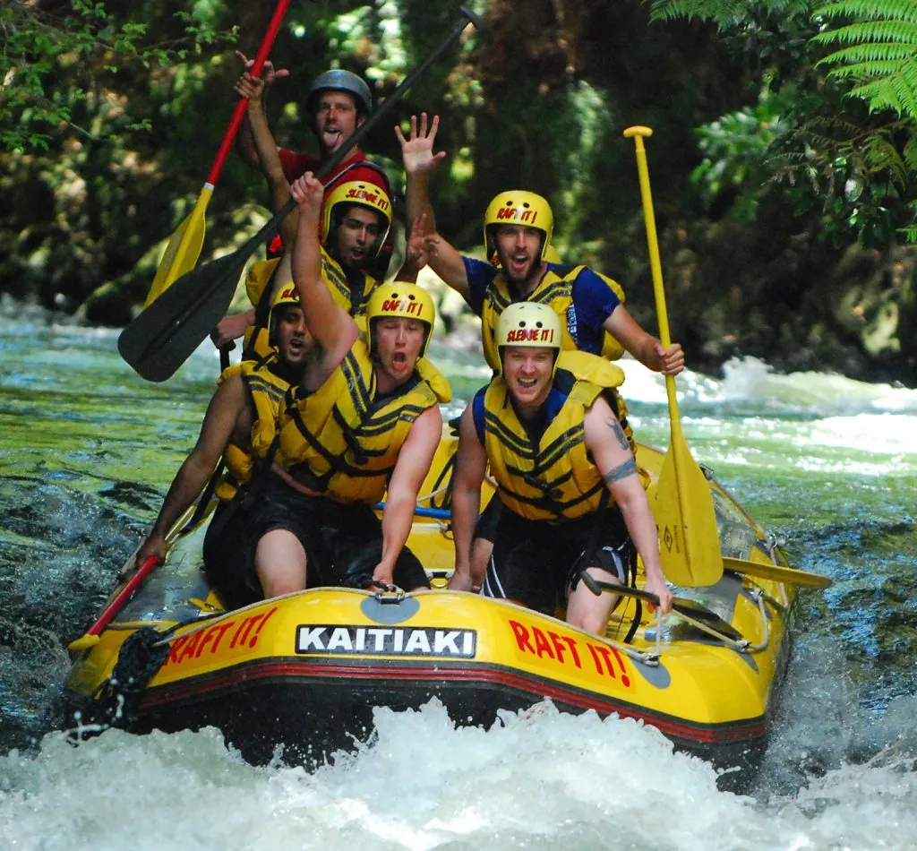 Grup făcând rafting pe apele repezi ale Crișului