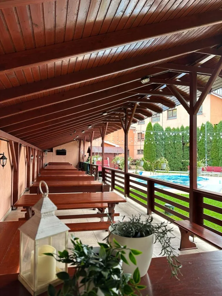 Terasă exterioară acoperită, lângă piscină