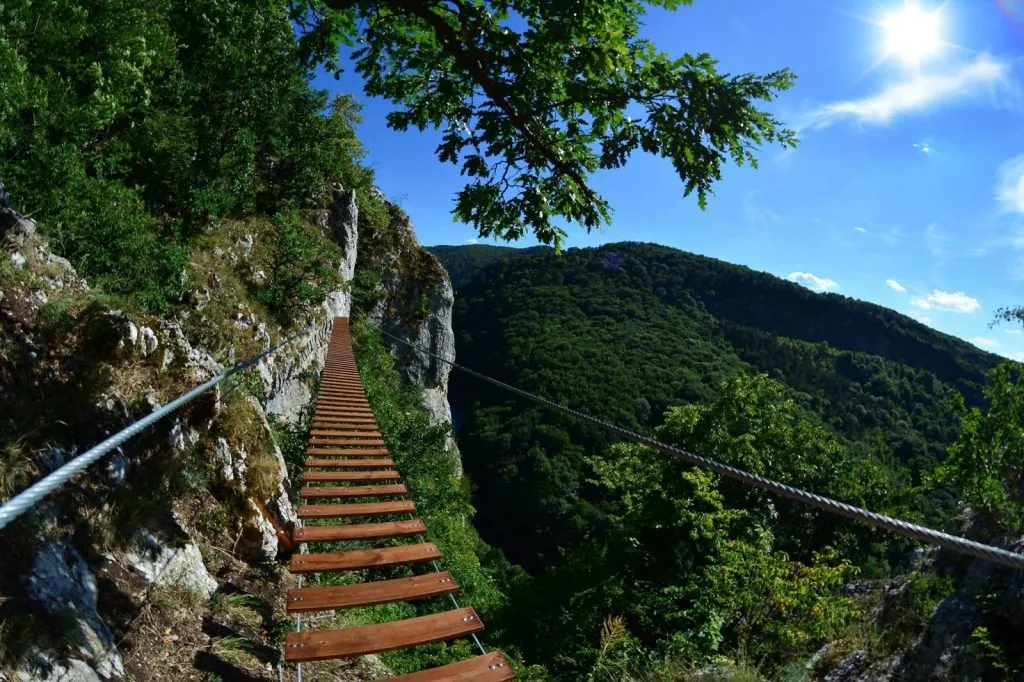 Pod suspendat pe traseul via ferrata deasupra văii